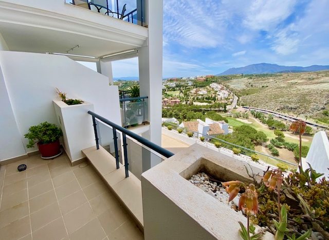 Spacious apartment between Marbella and Estepona