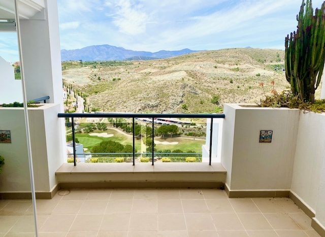 Spacious apartment between Marbella and Estepona