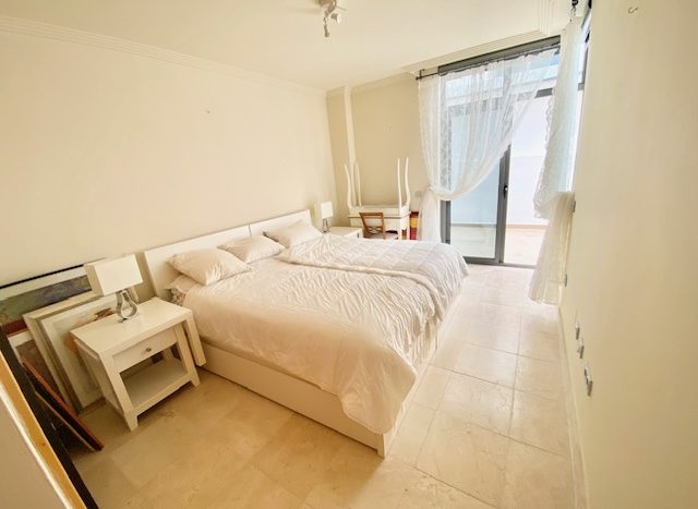 Spacious apartment between Marbella and Estepona