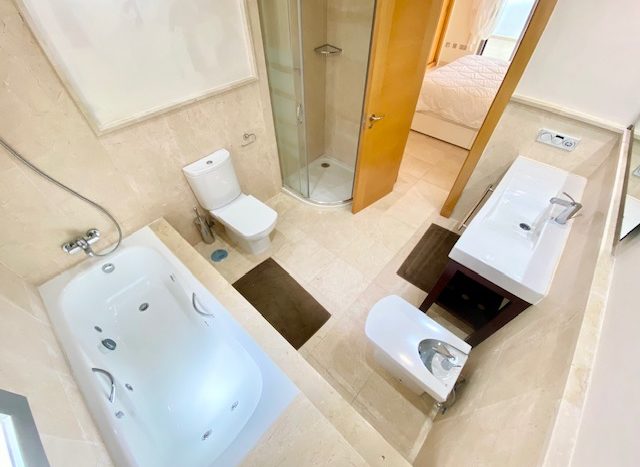 Spacious apartment between Marbella and Estepona