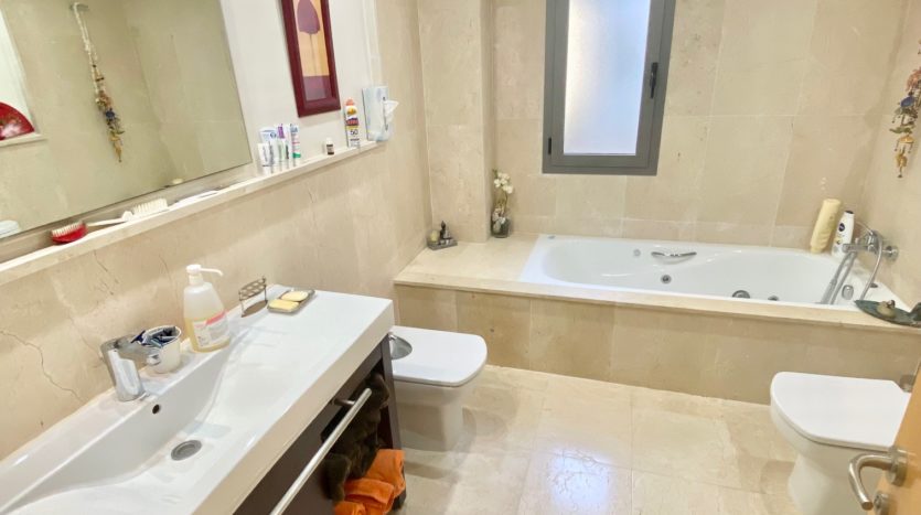 Spacious apartment between Marbella and Estepona