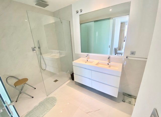 Immaculate unit in a superb location